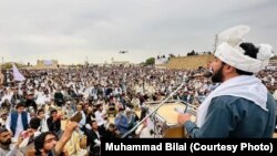 د پښتون ژغورنې غورځنګ مشر منظور پښتین په لکي مروت کې ولسي غونډې ته د وینا پر مهال - د فبرورۍ ۲۸مې انځور.