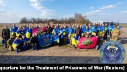 Українські військовополонені позують для фотографії після обміну, 10 квітня 2023 року