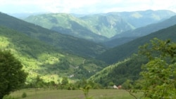 Autoputem posred sela na sjeveru Crne Gore Autoputem posred sela na sjeveru Crne Gore