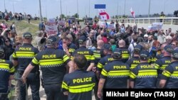 Перший рейс у тбіліському аеропорту зустрічали акцією протесту