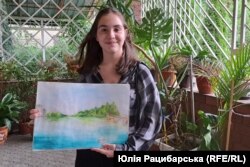 Аделіна зі своїм малюнком