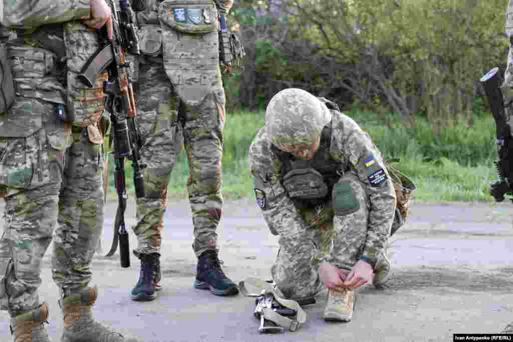 Перерва між тренуваннями. Хлопці говорять про побут, жартують. Кажуть, що основна їхня мотивація – захист рідних домівок
