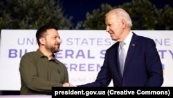 Президент України Володимир Зеленський і президент США Джо Байден після підписання безпекової угоди. Італія. Саміт G7, 13 червня 2024 року