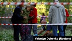 Жінка плаче, дивлячись на тіло своєї дочки, яка загинула під час російського ракетного удару, Київ, 1 червня 2023 року