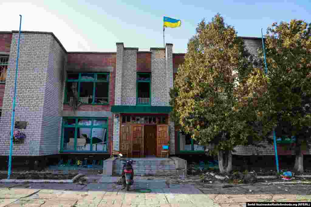 Пошкоджена будівля школи у нещодавно звільненому селі Рудницьке, березень 2022 року / На березень 2024 року будівля школи не відремонтована, хоч, за словами місцевих жителів, і кошти виділенні. Дітей возять на навчання до найближчої школи за 20 кілометрів 