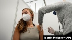 У МОЗ зазначають, що світова тенденція щодо COVID-19 полягає у тому, що вірус остаточно переходить до категорії сезонних захворювань, як грип