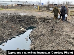 Внаслідок розлиття нафти вода, яка стікає в ґрунт, була забруднена