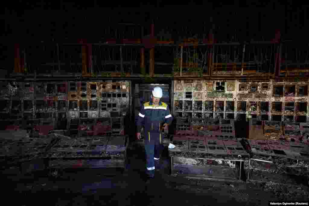 Працівник заходить до приміщення диспетчерської теплової електростанції, яка зазнала значних пошкоджень внаслідок російського ракетного удару. За словами української влади, Росія змінила тактику ударів по енергосистемі України. Тепер РФ використовує дорогі високоточні ракети, а також б&#39;є по електростанціях у районах, що менш захищені системами ППО
