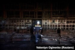 Співробітник теплоелектростанції у диспетчерській ТЕС після російського ракетного удару, 12 квітня 2024 року