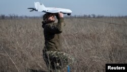 Оператор дрону 93 бригади працює під Бахмутом, травень 2024 року