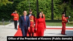 Presidenti i Shqipërisë, Bajram Begaj, gjatë pritjes së presidentes së Kosovës, Vjosa Osmani. Tiranë, 4 shtator 2023.