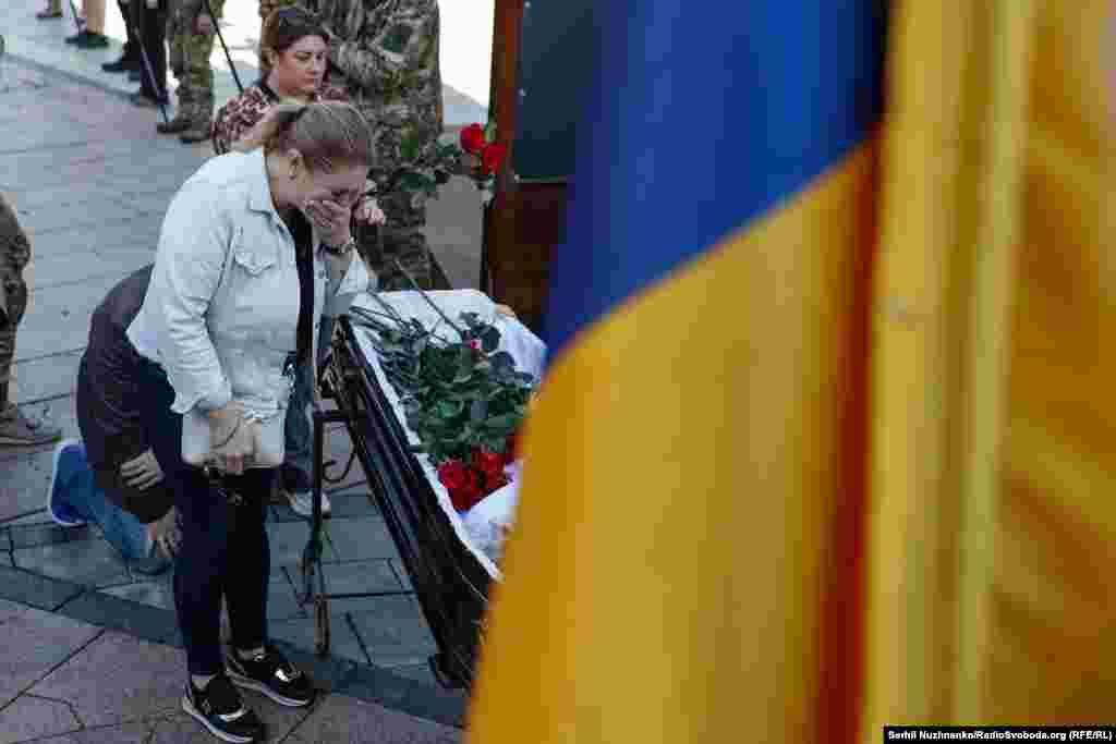 Народ України втратив своїх оборонців, бойові побратими – соратників і друзів, а родини – своїх синів, чоловіків, батьків. В Україні вже немає ні села, ні міста, на цинтарях яких не майоріли б синьо-жовті прапори