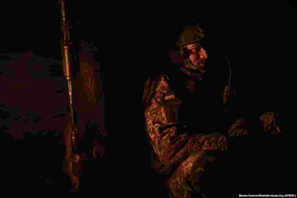 Хто читав Ремарка? Пригадуєте його розповіді з фронту? Доба на передовій нагадує навіть не Другу світову війну, а цілком Першу. Глибокі окопи, окопні свічки, артобстріли і посиденьки з побратимами. Відмінність – це 21 століття. 