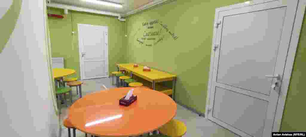 Шкільна їдальня у підземній школі. Харків є другим містом України, після Києва, за кількістю населення. Місто розташоване близько до кордону з Росією і з перших днів шикоромасштабної війни потерпає від постійних обстрілів російської армії. Згідно з даними&nbsp;поліції Харківщини, станом на 24 лютог 2024 року у місті і області за два роки великої війни внаслідок дій Росії загинули&nbsp;2419 цивільних, з яких 87 &ndash; діти.