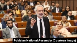 قاضي فایز عیسا د پاکستان قامي اسمبلۍ غونډې ته وینا کوي - پخوانی انځور.