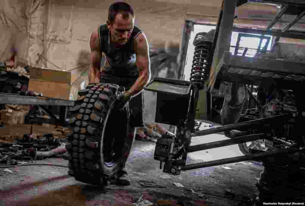 Дмитро майже весь вільний час проводить у гаражі, збираючи багі. Наразі вони з Володимиром виготовили з нуля п’ять автомобілів. В роботі ще п’ять.  