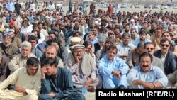 د اکرم شاه خان په جنازه کې شریک خلک