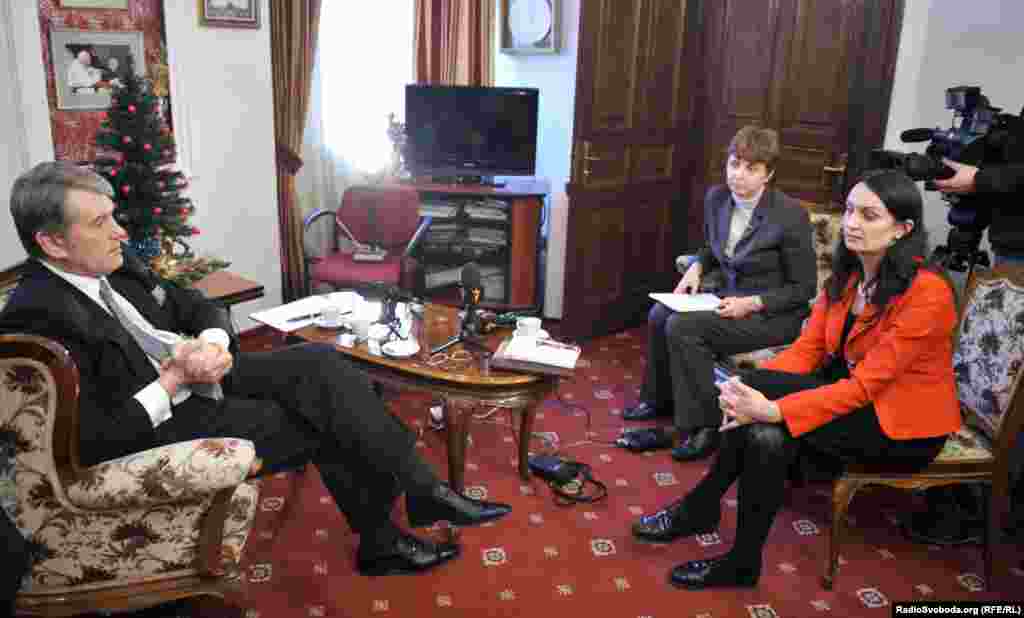 Журналістки Радіо Свобода Інна Кузнецова і Галина Терещук беруть інтерв’ю у третього президента України Віктора Ющенка, 2010 рік