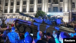 Наемники и местные жители у штаба Южного военного округа в ходе вооруженного мятежа ЧВК "Вагнер", Ростов-на-Дону, 24 июня 2023 года