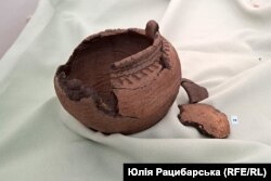 Горщик, знайдений теробороною, виставка в історичному музеї в Дніпрі, 2023 рік