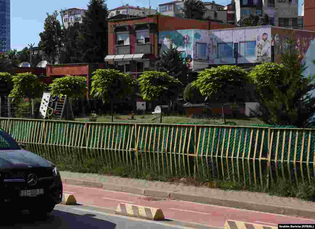 Britanski vojnici gledaju kako kuće gore u Prištini 13. juna 1999. godine, nakon što je, prema Reutersu, na njih pucao srpski vojnik. Nova škola i brojni objekti danas se nižu uz cestu na kojoj su nekada gorjele kuće.