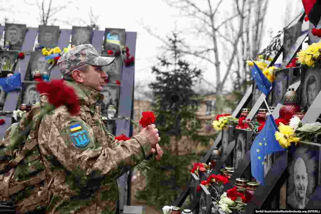 «Але працівники ДБР продовжують роботу, поки всі причетні до злочинів під час Євромайдану – до останнього виконавця – не понесуть заслужене покарання. Як відомо, для протидії 841 тисячі активістів з листопада 2013-го по лютий 2014 року було залучено 60 тисяч правоохоронців», – додає відомство