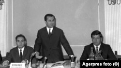 Ion Iliescu (mijloc) în 1969, la masa rotundă cu tema „Tineretul și securitatea europeană” de la Snagov.