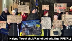 Колядували учасники фольклорного колективу разом з родичами військовополонених, які вкотре нагадали, що у російському полоні перебувають їхні рідні
