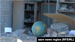 Загиблі перебували на подвір'ї школи, яка була знищена авіаційним ударом. Фото ілюстративне