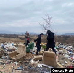 Članice Ekopatriotizma, umjesto zastavama, odlučile su da mašu kesama za smeće