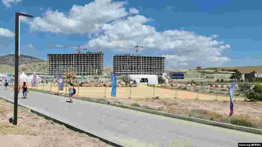 Активно возводятся новые многоэтажные здания для нужд Арт-кластера «Таврида.АРТ» и входящего в него нового Университета креативных технологий, который начнет свою работу уже с сентября этого года