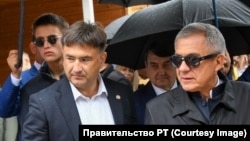 Искандер Минниханов (крайний слева на заднем плане) и его отец, президент Татарстана, Рустам Минниханов во время празднования Сабантуя в Казани, 23 июня 2024 года