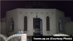Кафе "Лагуна" в Токмаке Запорожской области после обстрела, 1 мая 2023 года