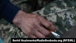 Рука українського солдата. Донеччина, 20 квітня 2024 року. Сили оборони України уже більше двоох років дають відсіч одній із напотужніших армій світу: в умовах браку озброєння, відсутності літаків та великій різниці у кількості особового складу.