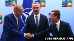 Зліва направо: президент Туреччини Реджеп Таїп Ердоган, генеральний секретар НАТО Єнс Столтенберґ, прем’єр-міністр Швеції Ульф Крістерссон після досягнення згоди щодо погодження вступу Швеції до Альянсу, 10 липня 2023 року