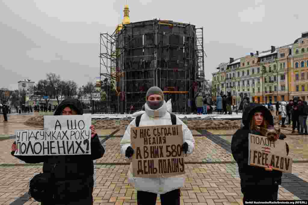 Станом на листопад 2023 року українській владі відомо про щонайменше 4337 українців, які перебувають у російському полоні. Такий результат підрахунків спеціальної комісії при Міністерстві реінтеграції ТОТ, яку створили у листопаді минулого року. За даними комісії, 3574 осіб – це військові, і ще 763 – цивільні