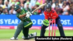 بابر اعظم د مې پر ۲۵مه د انګلینډ پر وړاندې توپوهنه کوي. 