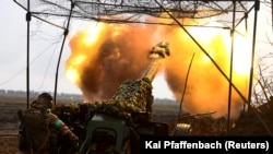 Українські артилеристи ведуть вогонь по позиціях армії РФ на лінії фронту під час запеклих боїв біля Бахмуту Донецької області, 13 квітня 2023 року