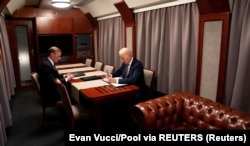 Президент США Джо Байден (праворуч) і його радник з національної безпеки Джейк Салліван у потязі у день несподіваного візиту до України. Київ, 20 лютого 2023 року.