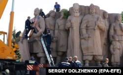 Демонтаж советского памятника Переяславской раде, который был частью Арки дружбы народов. Киев, 30 апреля 2024 года