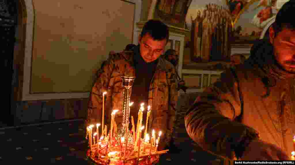 Військовий  ЗСУ в Успенському соборі Києво-Печерської лаври під час  богослужіння Православної церкви України (ПЦУ)