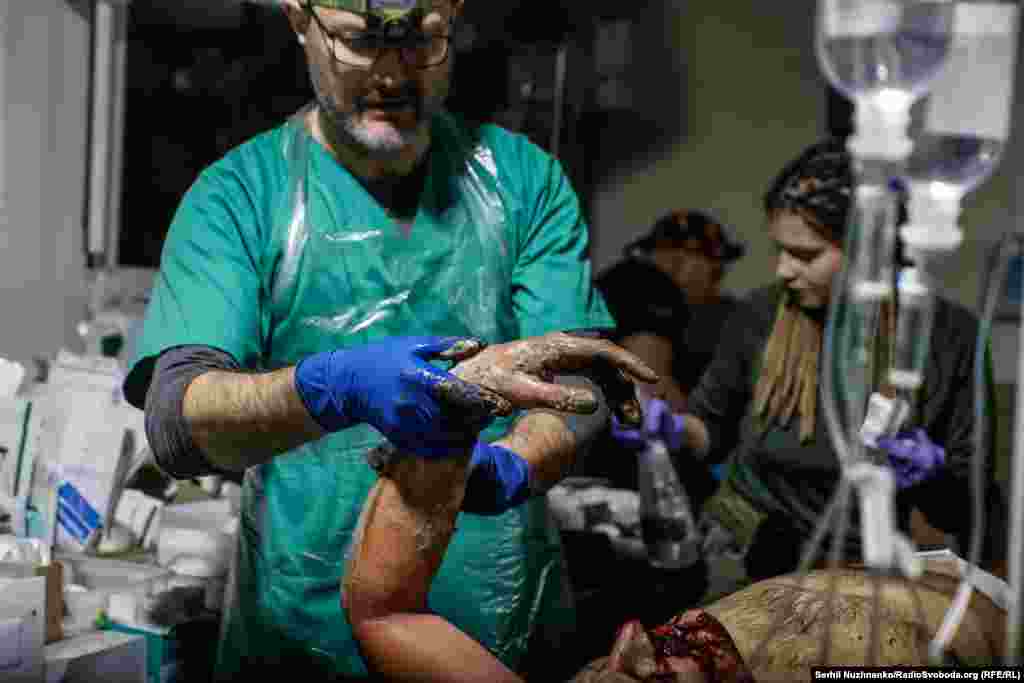 До військових медиків часто потрапляють бійці, укриті товстим шаром бруду. Тож у процесі надання медичної допомоги лікарі змивають із поранених багно та бруд боїв. Бахмутський  стабпункт, листопад 2022 року