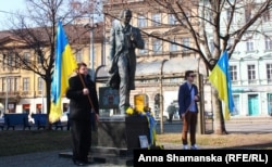 Під час вшанування пам’яті Тараса Шевченка біля пам'ятника йому у столиці Чехії. Прага, 3 березня 2015 року