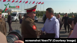 Міністри оборони Білорусі і Китаю Віктор Хренін і Лі Шанфу в аеропорту Мінська, 16 серпня 2023 року