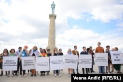 Aktivisti sa transparentima na otvaranju "Nedelje ponosa" u Beogradu, 4. septembar 2023.