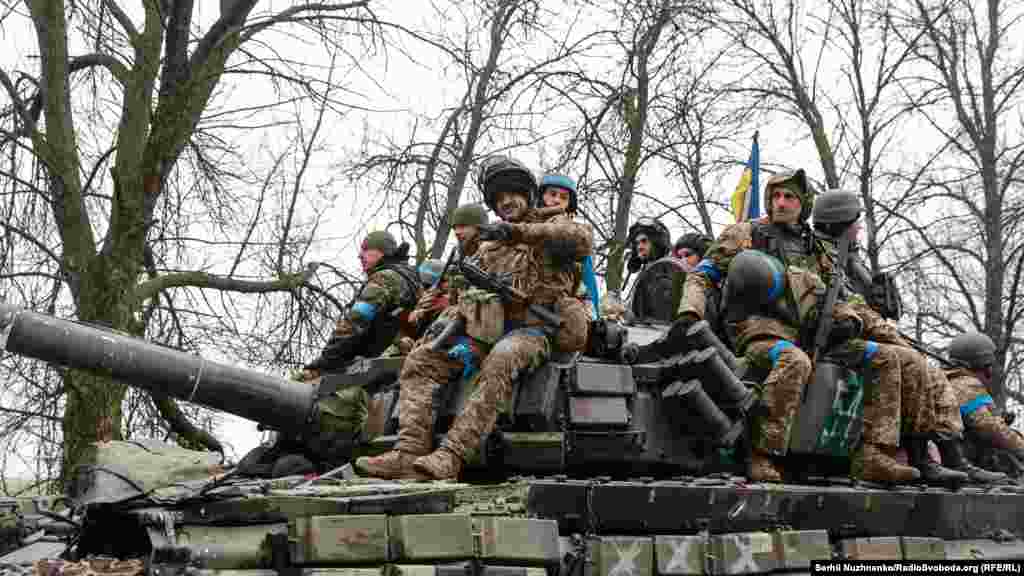 І так цілий день рухаються дорогами. Фото від 2 квітня 2022 року