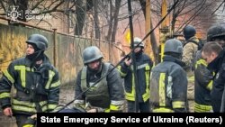 Спочатку було відомо про чотирьох поранених співробітників ДСНС, їх госпіталізували. Фото архівне