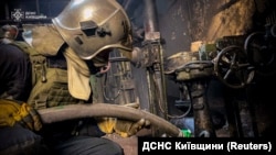 Пожежники ДСНС працюють на місці влучення російської ракети у ТЕС під Києвом. 11 квітня 2024 року