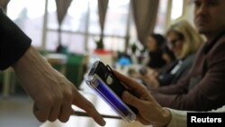 Na parlamentarnim izborima učestvuje 18 izbornih lista, pokrajinskim 13, a u Beogradu je 14 lista kandidovalo svoje predstavnike.