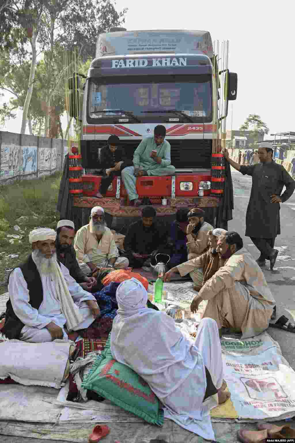 چندین تبعه افغانستان پیش از بازگشت به این کشور از پاکستان